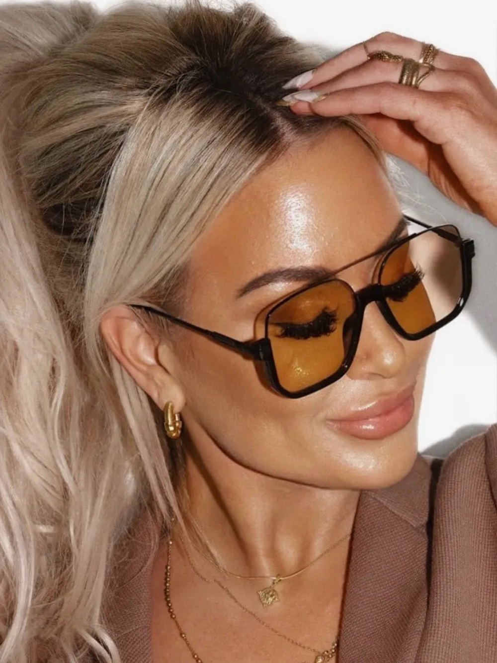 Outlining Statement Aviator Shades - Picture 4 of 9